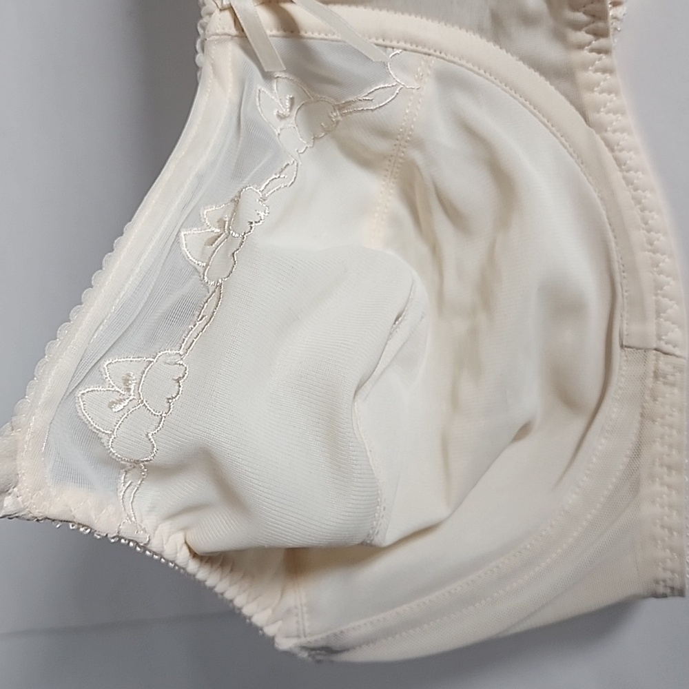 Bali cream underwire lace bra. - Picture 8 of 12